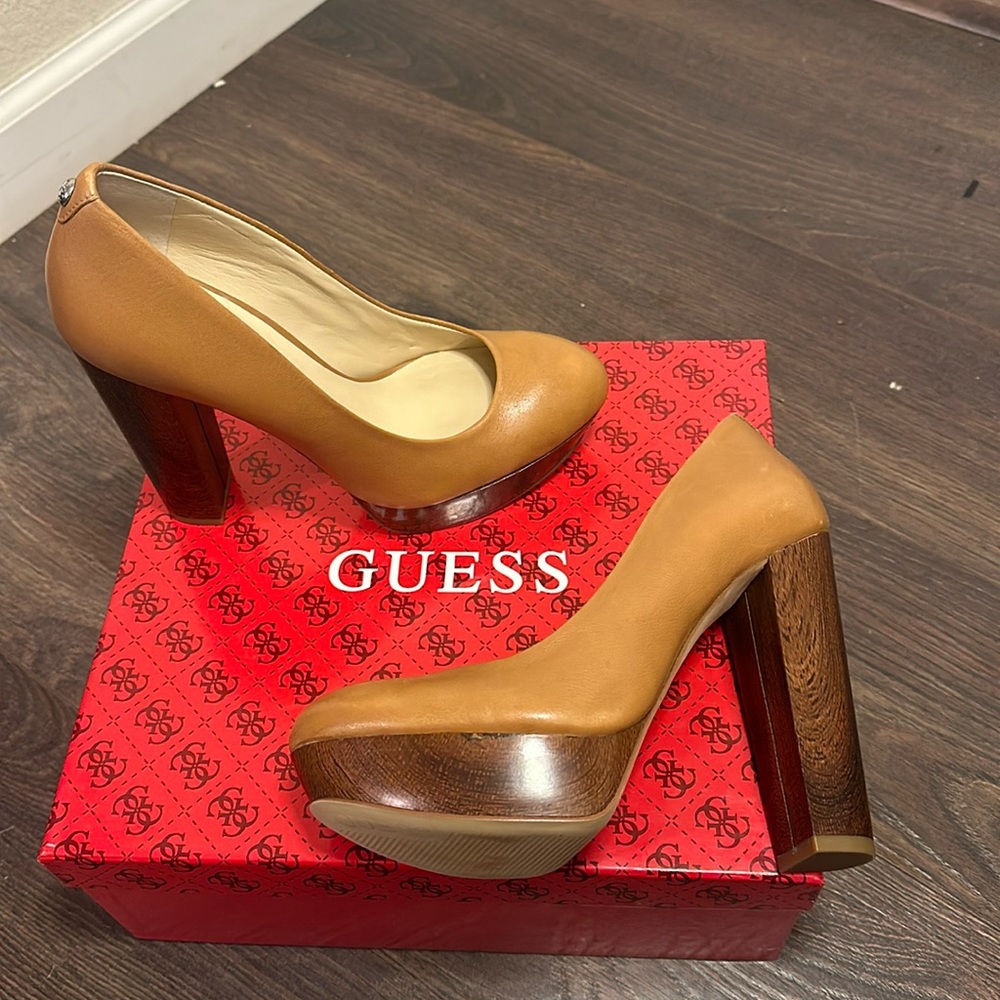 NWOT GUESS PADEY PLATFORM PUMP IN LIGHT BROWN LEATHER w/ original box. Sz 6